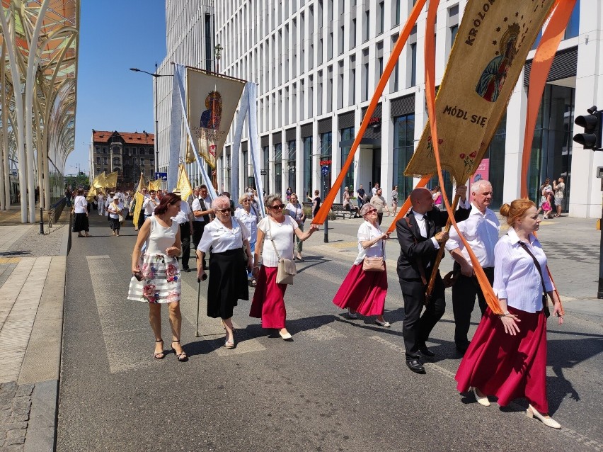 Największa procesja odbyła się w centrum Łodzi ZOBACZCIE ZDJĘCIA. Wyruszyli z kościoła pw. Matki Bożej Zwycięskiej