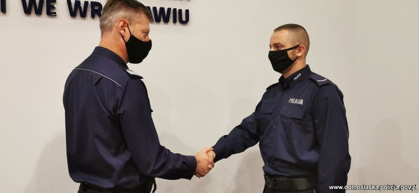 Policjant z Głogowa odebrał gratulacje od komendanta wojewódzkiego 