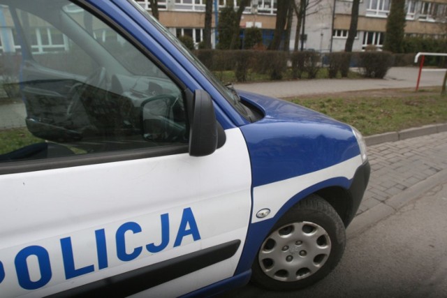 Alarm bombowy w Wodzisławiu Śl.: ewakuowano uczniów z Gimnazjum nr 2. Bomby nie znaleziono, a policja już namierza dowcipnisia.