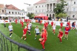 Mali piłkarze opanowali rynek w Kielcach, który zamienił się w zielone boisko. Turniej otworzyła poseł Anna Krupka