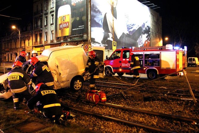 Siła uderzenia forda w volkswagena była tak wielka, że pojazdy zatrzymały się na torowisku kilkanaście metrów za skrzyżowaniem.