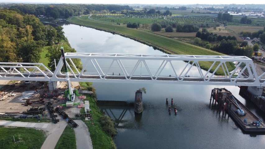 Remont linii kolejowej w Opolu. Stary most przeszedł do...