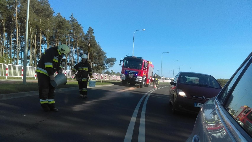 Niebezpieczna plama na obwodnicy Wągrowca. Ciągnęła się na długości kilometra