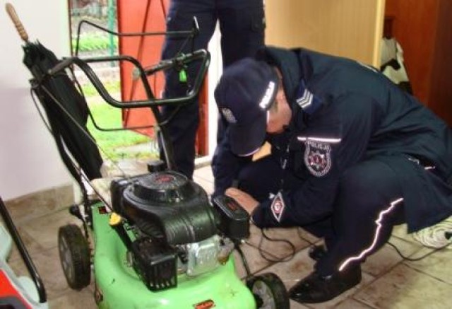 Policjanci KPP w Turku znakują przedmioty na terenie ogródków działkowych