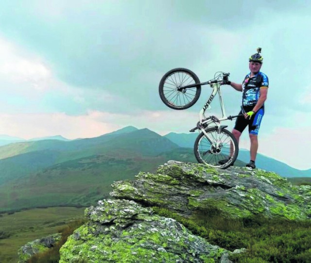 Jacek Zawada po pracy jeździ na rowerze MTB i wspina się po skałach