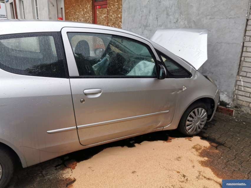 Zderzenie samochodów na ulicy Chopina we Włocławku. Mitsubishi wjechało w budynek [zdjęcia]