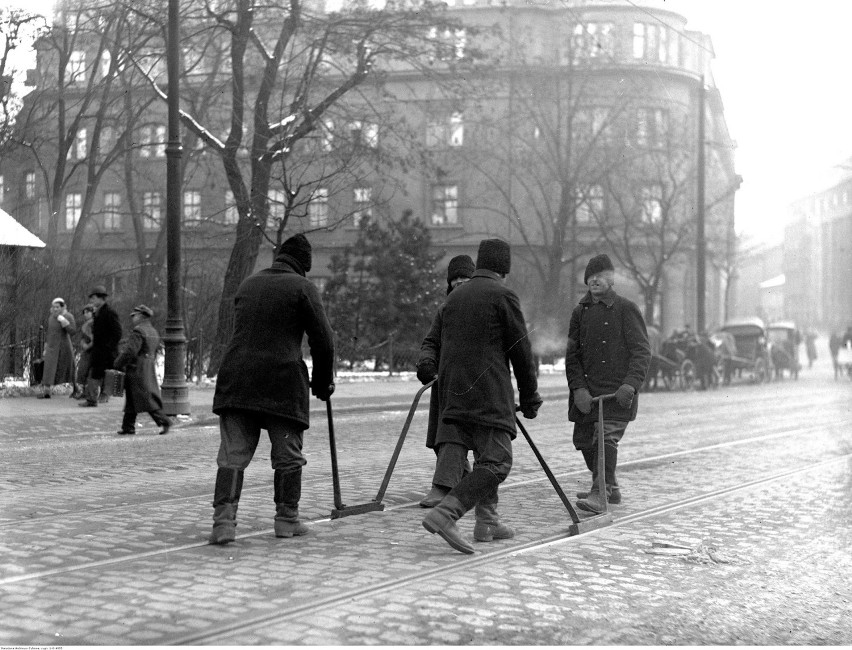 Styczeń 1935 roku - robotnicy polerujący w zimie szyny...