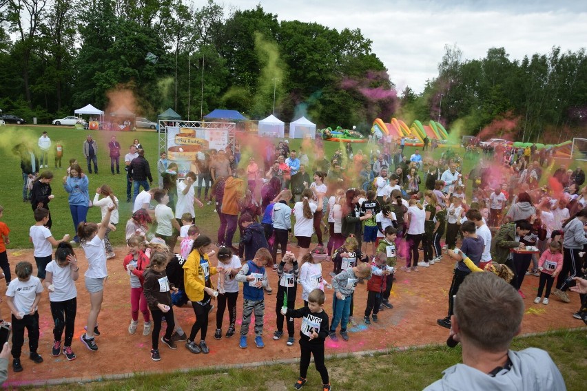 Bieg kolorów w ramach dużej sportowej imprezy w Pątnowie ZDJĘCIA