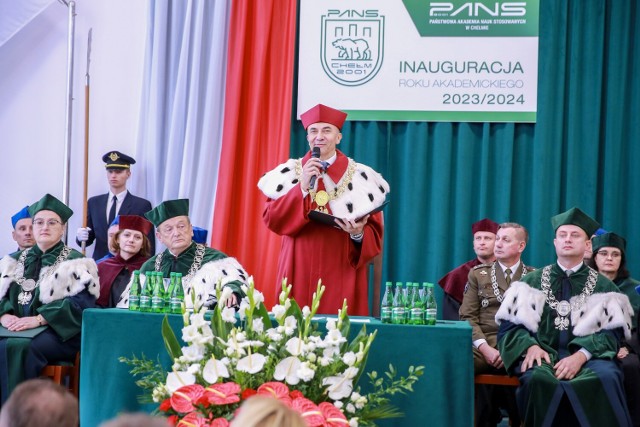 Oficjalną część inauguracji otworzył rektor prof. PANS dr hab. inż. Arkadiusz Tofil, który podsumował ubiegły rok akademicki.