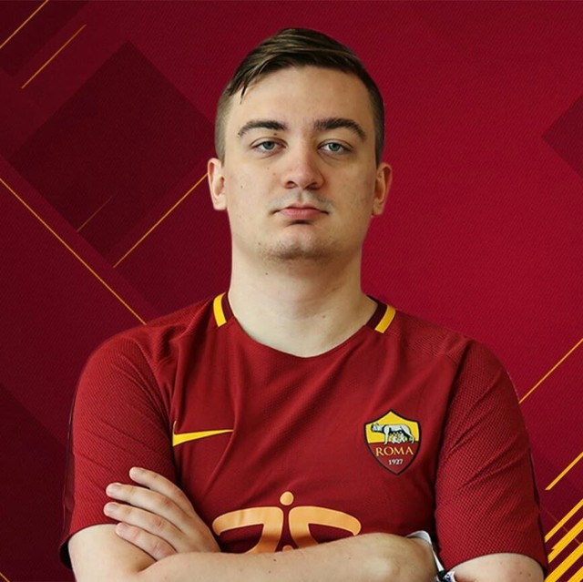 Damian „Damie” Augustyniak  ma już za sobą pierwsze sukcesy w grze FIFA. Od blisko roku jest związany kontraktem z włoskim klubem AS Roma - jednym z największych klubów sceny FIFA