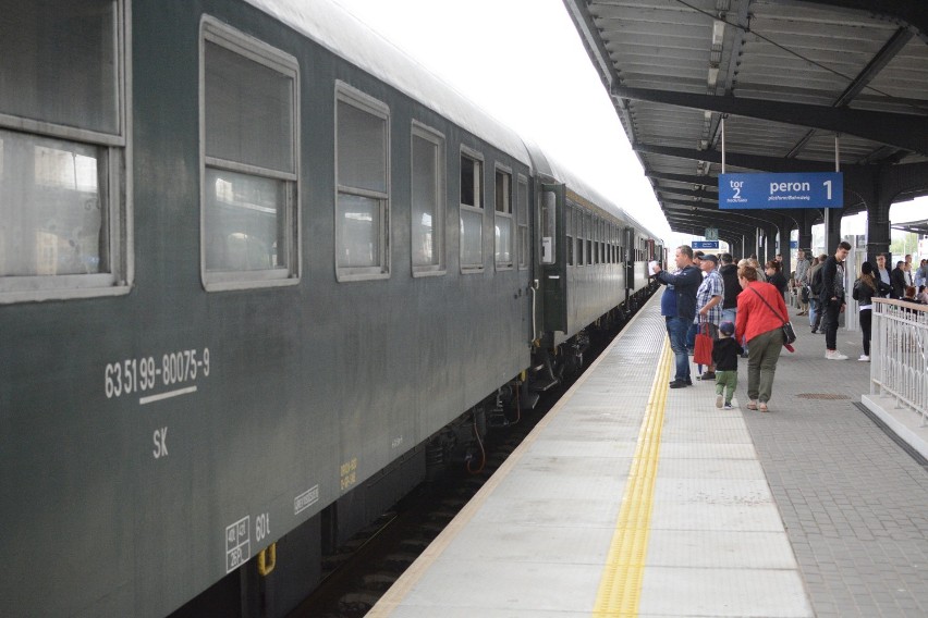 Zabytkowy pociąg wjechał na dworzec w Grudziądzu [wideo, zdjęcia]