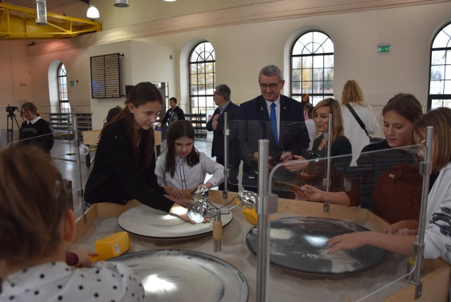 Wałbrzyska SOWA, czyli minicentrum nauki w Starej Kopalni okazuje się strzałem w dziesiątkę! Odwiedził ją wiceminister Murdzek