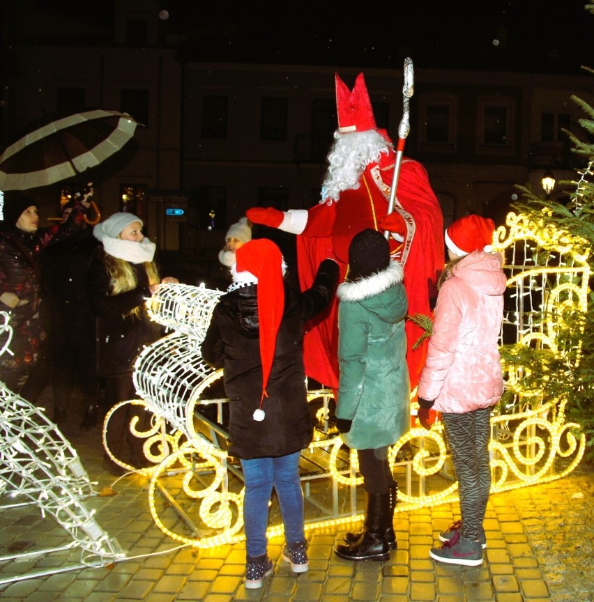 Mikołajkowa zabawa na rynku w Opatowie. Były tańce i konkursy ze Świętym Mikołajem oraz uroczyście zapalono świąteczną choinkę