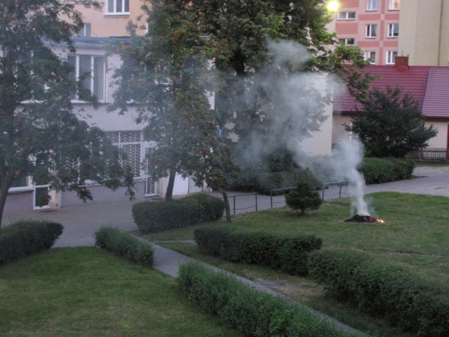 Trwa pali się na stogu pod oknami bloków