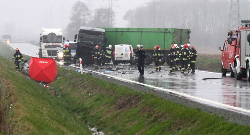 Wypadek na wschodniej obwodnicy Wrocławia. Jedna osoba nie żyje (ZDJĘCIA)