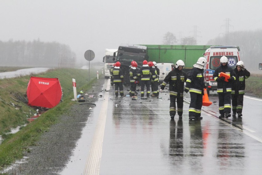 Wypadek na wschodniej obwodnicy Wrocławia. Jedna osoba nie żyje (ZDJĘCIA)