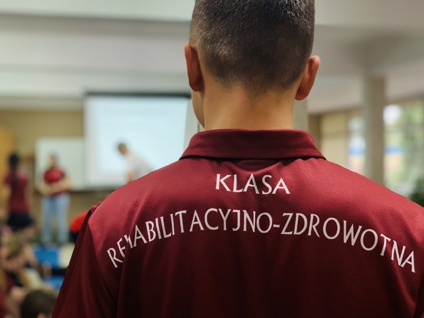 Certyfikaty z pierwszej pomocy dla uczniów klasy rehabilitacyjno-zdrowotnej z ZSP 1 w Radomsku