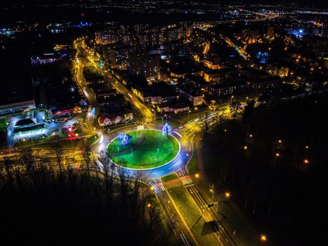 Gorzów ma swoje wady. Są w nim miejsca, które wstyd pokazywać. Jednak z bardzo wysoka, a do tego nocą czy późnym wieczorem, wad nie widać, a miasto robi się po prostu piękne. Kto rozpozna, kiedy Łukasz Kulczyński zrobił te zdjęcia?