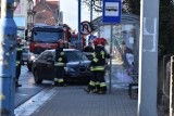 Wypadek na ul. Wrocławskiej w Legnicy. BMW wbiło się w przystanek [ZDJĘCIA]