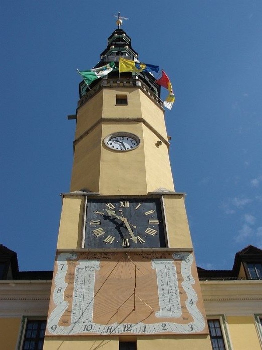 Na wieży barokowego ratusza czas odmierzają trzy zegary....