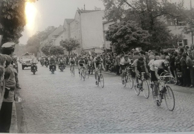 W 1986 roku trasa Wyścigu Pokoju wiodła przez Szamotuły - na zdjęciu ulica Dworcowa