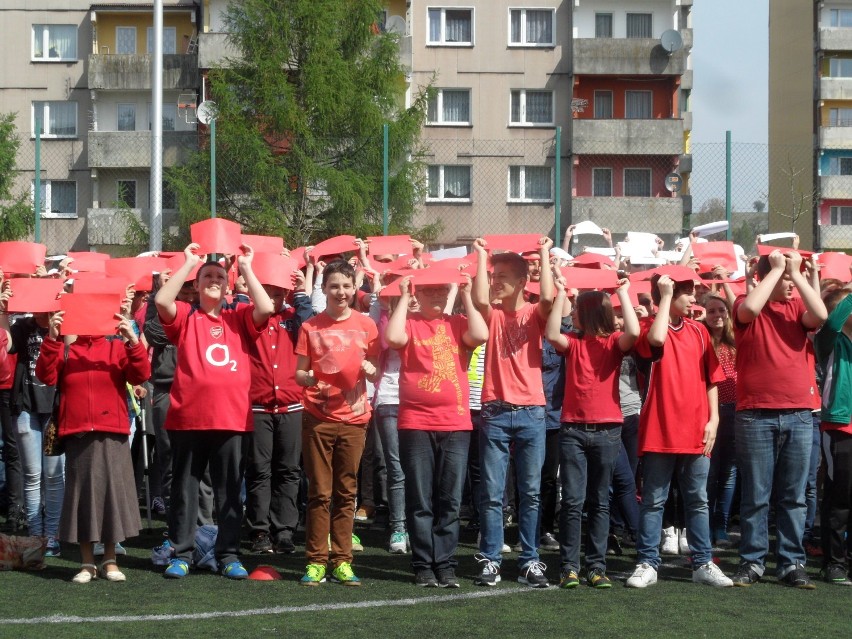 Uczniowie z MG 4 ułożyli na Orliku „żywą flagę" 
