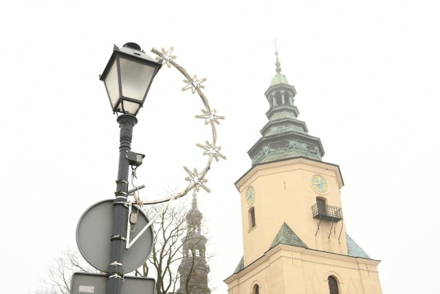 Rozpoczął się montaż dekoracji świątecznych w postaci świetlnych girland na słupach wzdłuż ulicy Sienkiewicza, Kapitulnej, Jana Pawła II, Czerwonego Krzyża, Mickiewicza i Warszawska na odcinku od Rynku do IX wieków Kielc. Udekorowany zostanie także  Rynek oraz Plac Najświętszej Marii Panny. Zobacz więcej w dalszej części galerii >>>