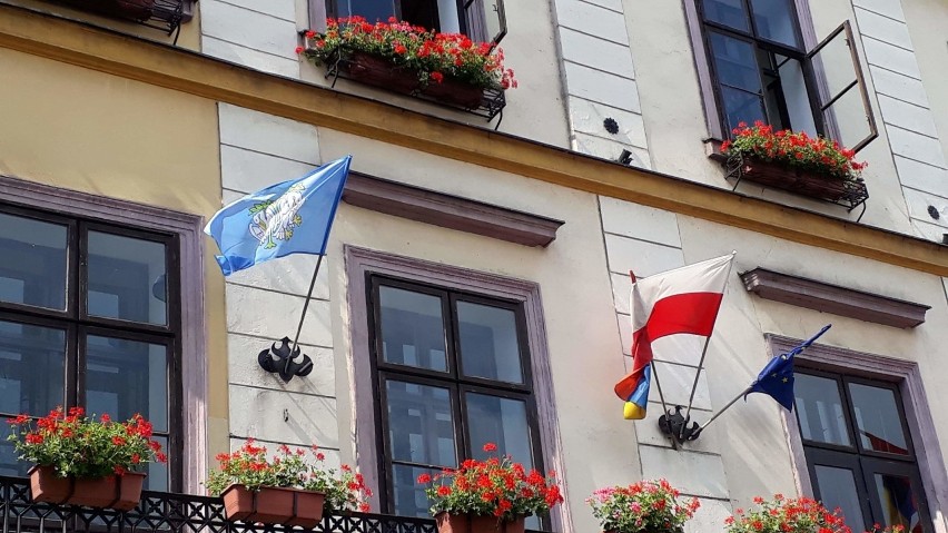 Wywieszeniem flag przypomnieli o żołnierzach 10 Pułku Piechoty z Łowicza [ZDJĘCIA]