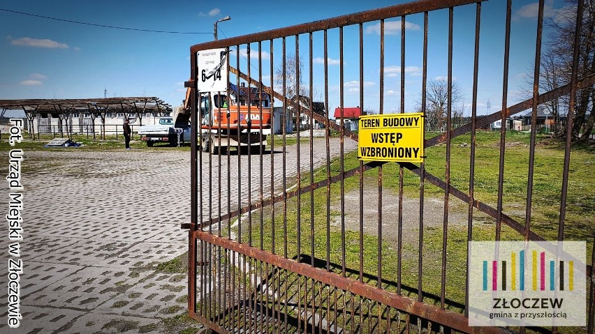 Modernizacja targowiska miejskiego w Złoczewie rozpoczęta. Na początek rozbiórka wiaty i budynku (zdjęcia)