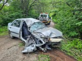 Wypadek na ul. Pasteura w Przemyślu? Rozbity ford poza drogą [ZDJĘCIA]