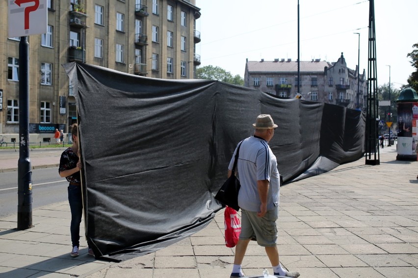 Atrapa muru stanęła na chwilę na placu Inwalidów w Krakowie