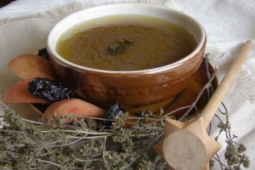 Czarnina kujawska to rodzaj zupy na bazie drobiu zaprawianej...