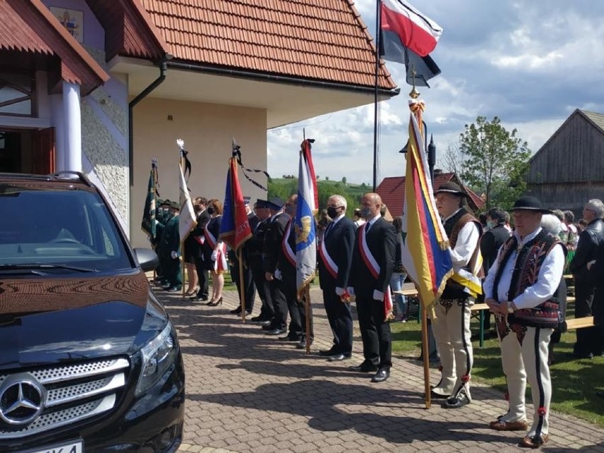 Naprawa. Ostatnia droga księdza Jana Fryźlewicza. Żegnały go tłumy [ZDJĘCIA]