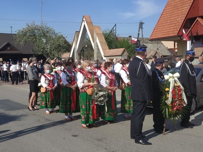 Naprawa. Ostatnia droga księdza Jana Fryźlewicza. Żegnały go tłumy [ZDJĘCIA]