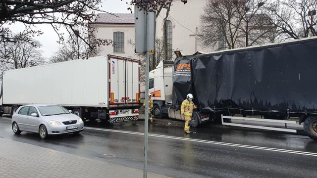 Zderzenie ciężarówek w centrum Rozprzy