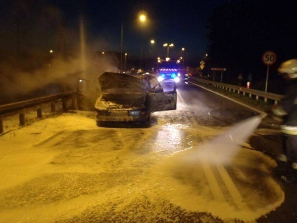 Pożar samochodu w Brzeznej. Na drodze spłonął ford focus