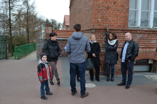 Spotkanie mieszkańców i władz miasta pod gniewską podstawówką nie przyniosło żadnych rozstrzygnięć. Czy sprawa trafi w związku z tym do Warszawy, do Ministerstwa Edukacji Narodowej?