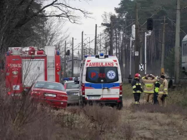 Kobieta została potrącona po tym, jak weszła na tory w miejscu niedozwolonym. 

Zobacz więcej zdjęć ----->