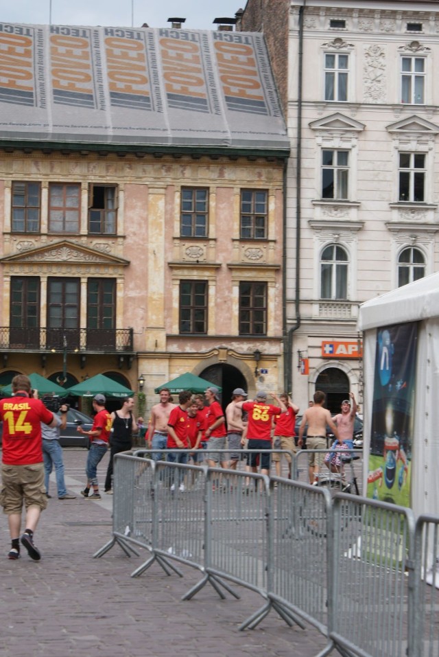 Zagraniczni kibice bawili się w sobotę 9 czerwca na Małym Rynku w Krakowie. Fot. Henryk Czechowski