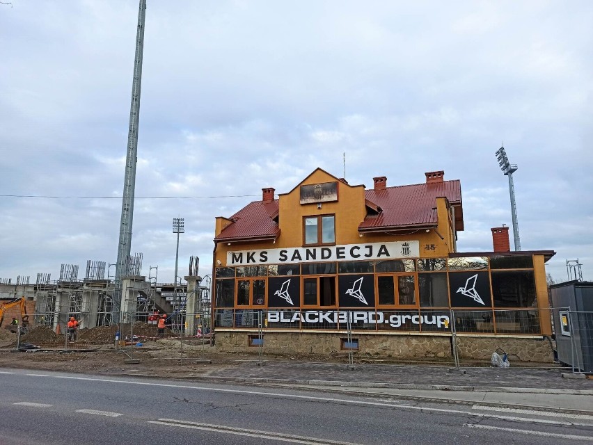 Budują stadion Sandecji bez wody i ogrzewania? Radni kierują pismo do Państwowej Inspekcji Pracy. Sądeckie Wodociągi potwierdzają 