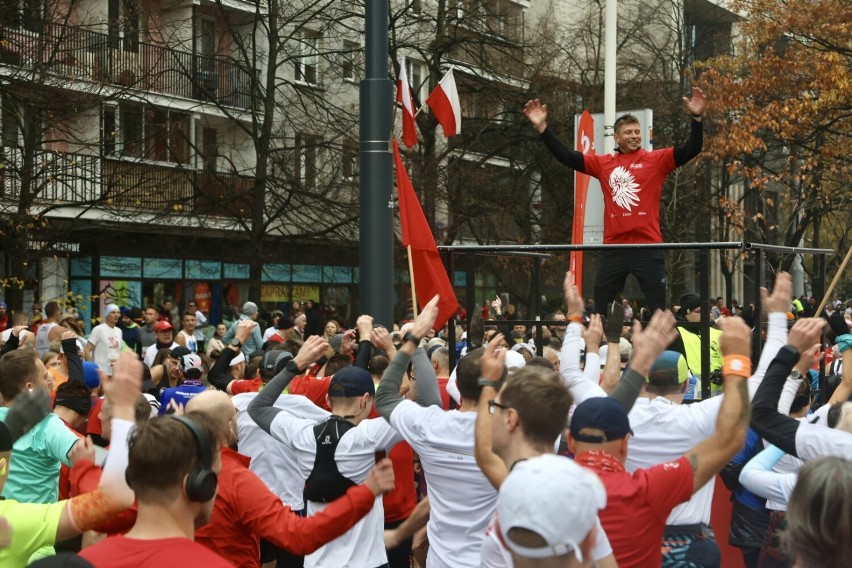 15 tys. biegaczy uczciło w Warszawie Święto Niepodległości....