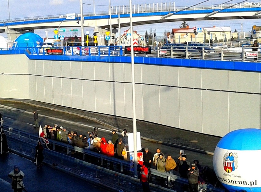 "Witajcie sąsiedzi"  historyczna inscenizacja na nowym moście w Touniu
