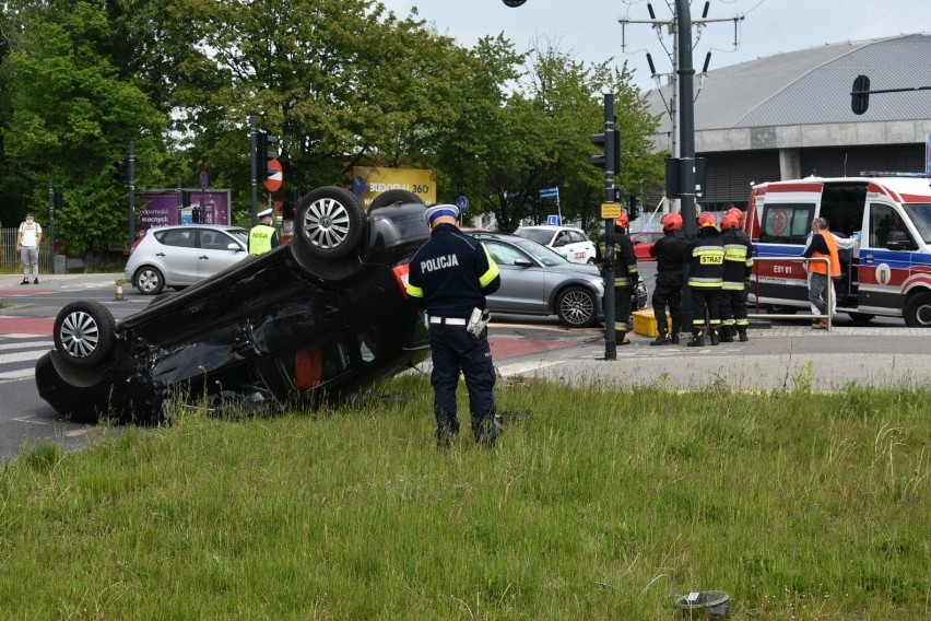 Dachowanie na al. Bandurskiego w Łodzi. Samochód na dachu ZDJĘCIA