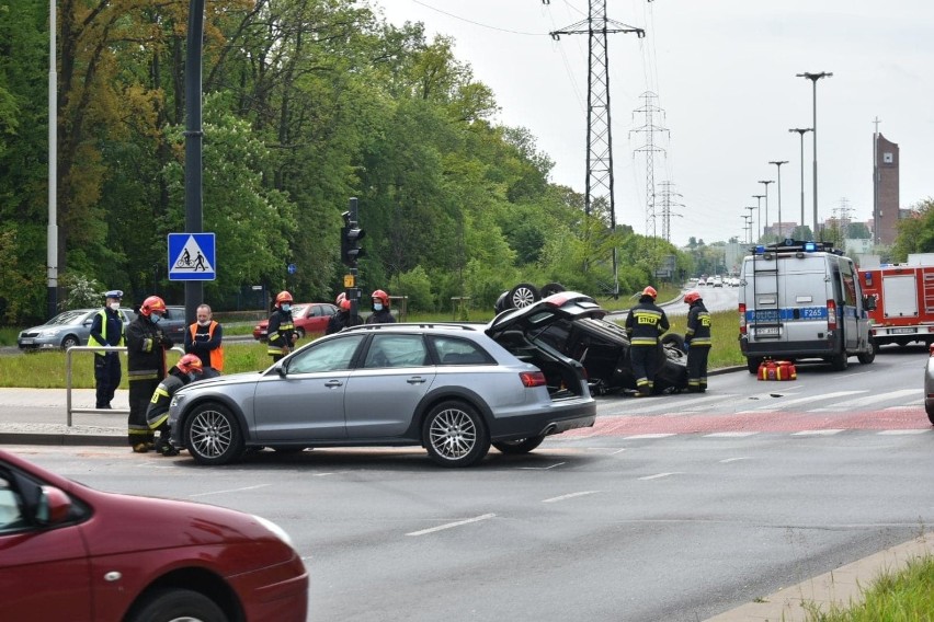 Uderzony w prawy bok volkswagen przewrócił się na dach,...