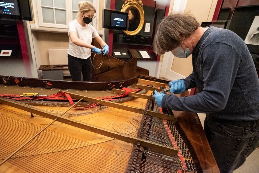 Trwa renowacja ostatniego fortepianu Fryderyka Chopina. Odwiedź muzeum i zobacz na żywo, jak przebiegają prace