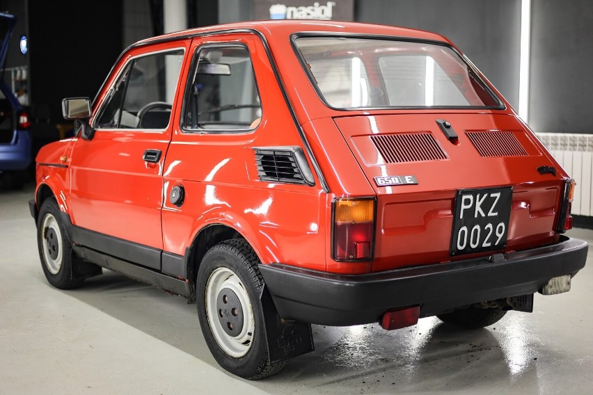 Maluch Irek, pięknie odrestaurowany Polski Fiat 126p wystawiony na licytację dla Patryka Wysmyka w Piotrkowie ZDJĘCIA