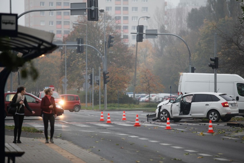 Przed godziną 8 w piątek doszło do zderzenia na rondzie...