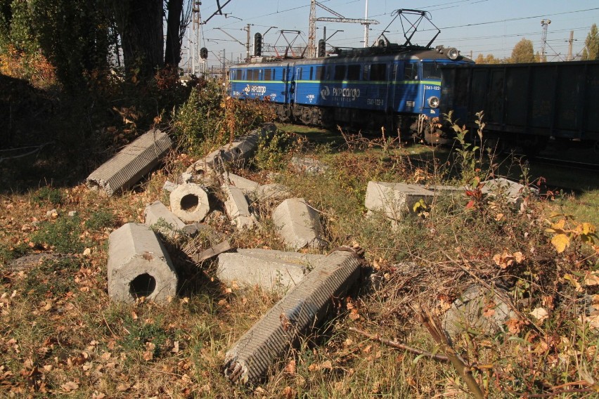 Kielce. Stare podkłady kolejowe i sterta ziemi z nieprzyjemnym odorem