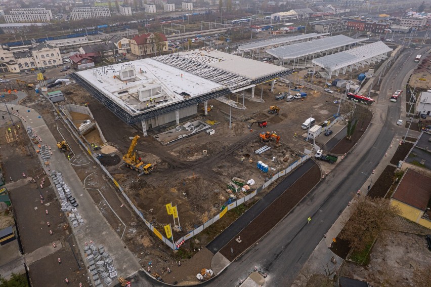 Dworzec metropolitalny nie zdąży na czas z budową? Miasto przyznaje, że może być poślizg. Zobacz zdjęcia z drona