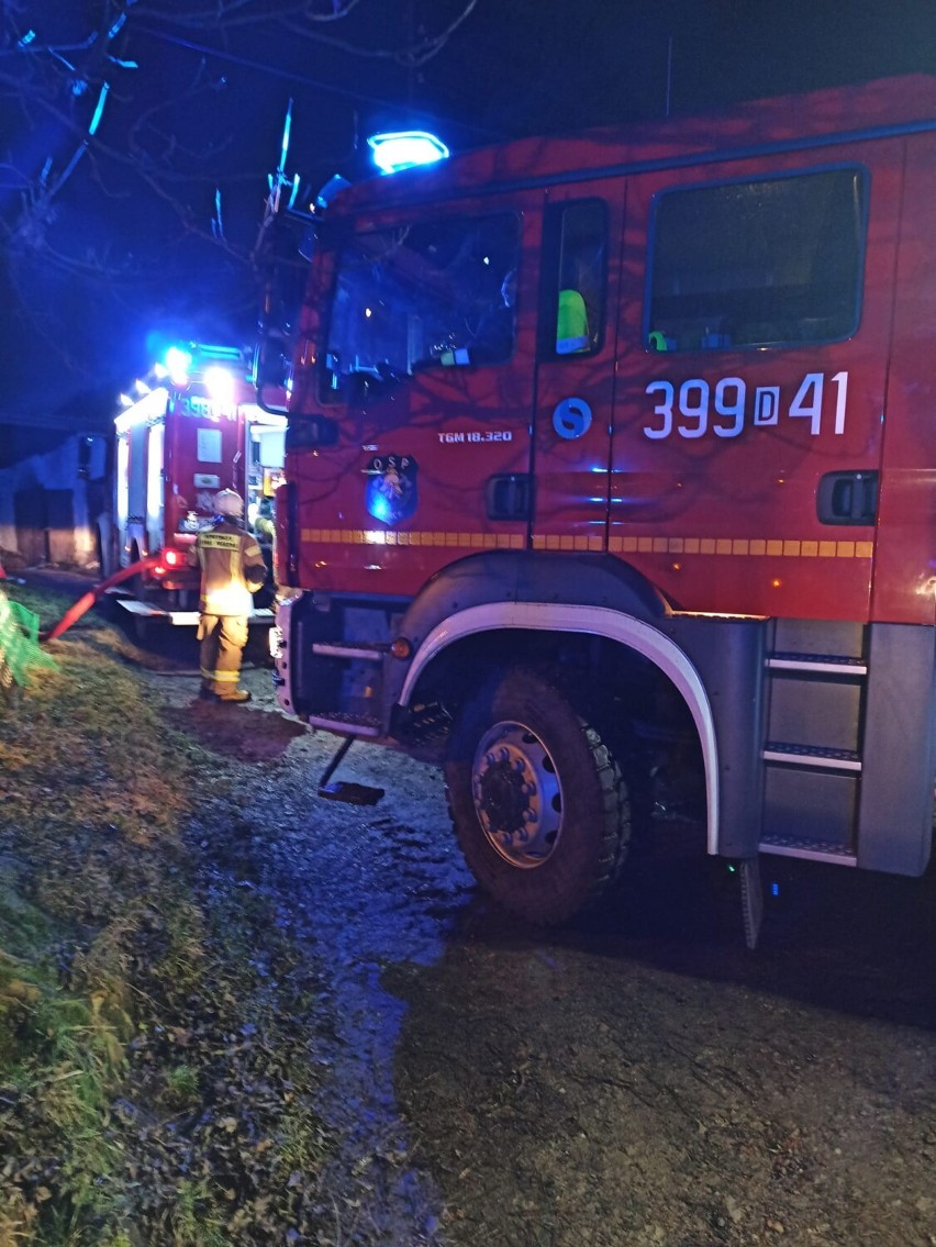Pożar budynku jednorodzinnego w Boguszowie-Gorcach: Starsza pani straciła dom, ale uratowano jej życie. Zobaczcie zdjęcia